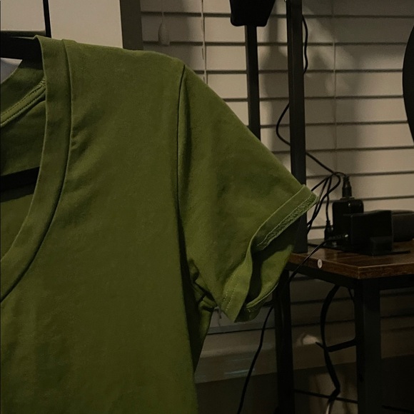 Olive Green size medium v neck shirt - Picture 5 of 9